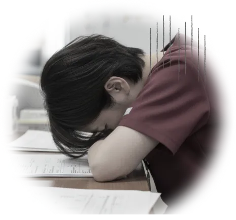 うなだれる女性看護師