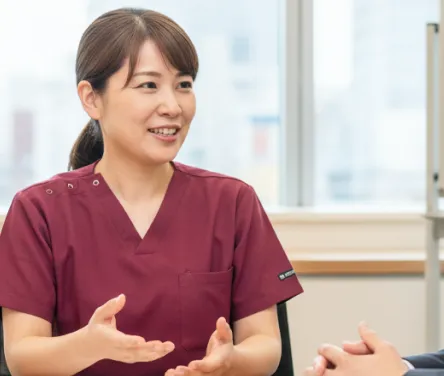 女性看護師が話している画像