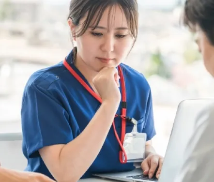 女性看護師が考えている画像