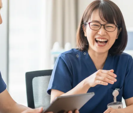 女性看護師が笑って話している画像