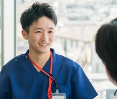 男性看護師が笑って話している画像