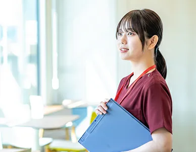 女性看護師が上を向いている様子の画像