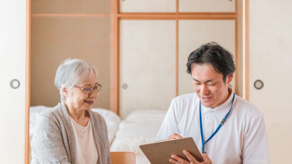 利用者とコミュニケーションをとる訪問看護スタッフ