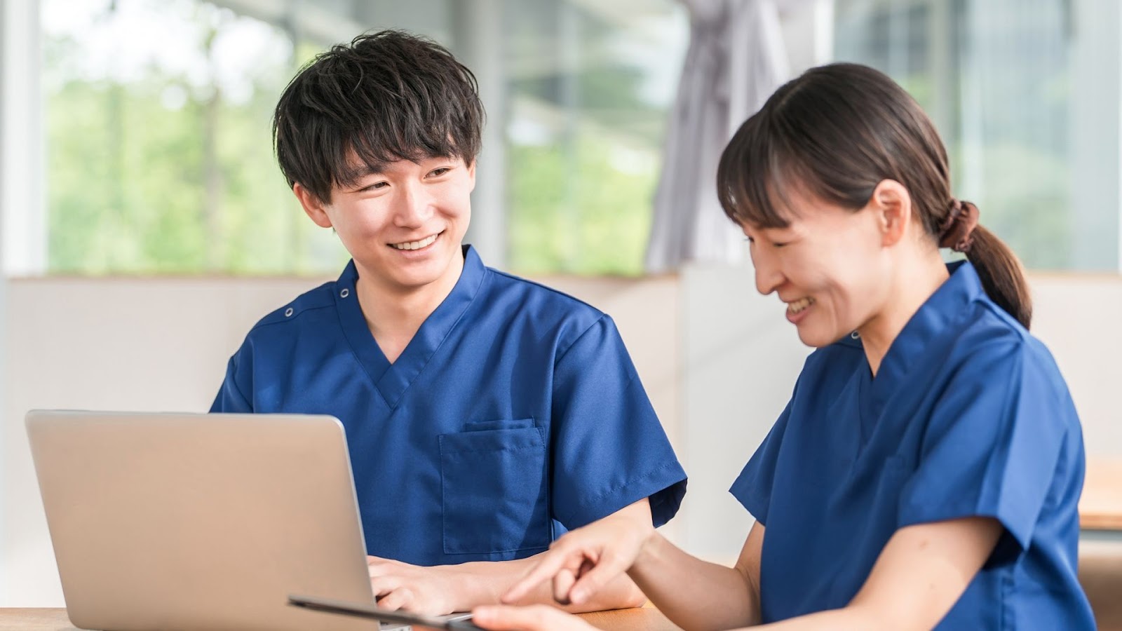 未経験から訪問看護師として成長している若手スタッフ