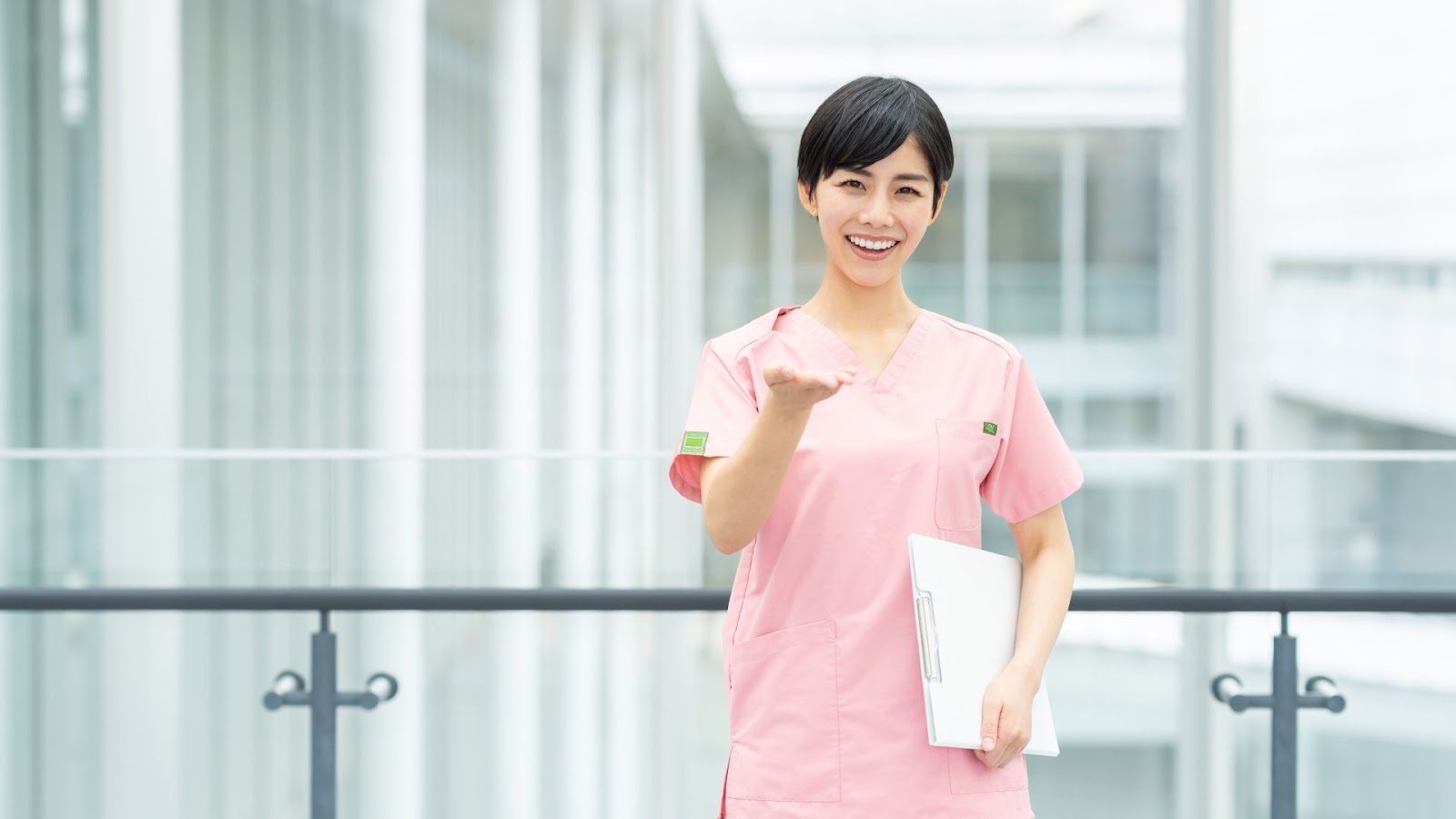 未経験から訪問看護に挑戦し事例を説明する看護師