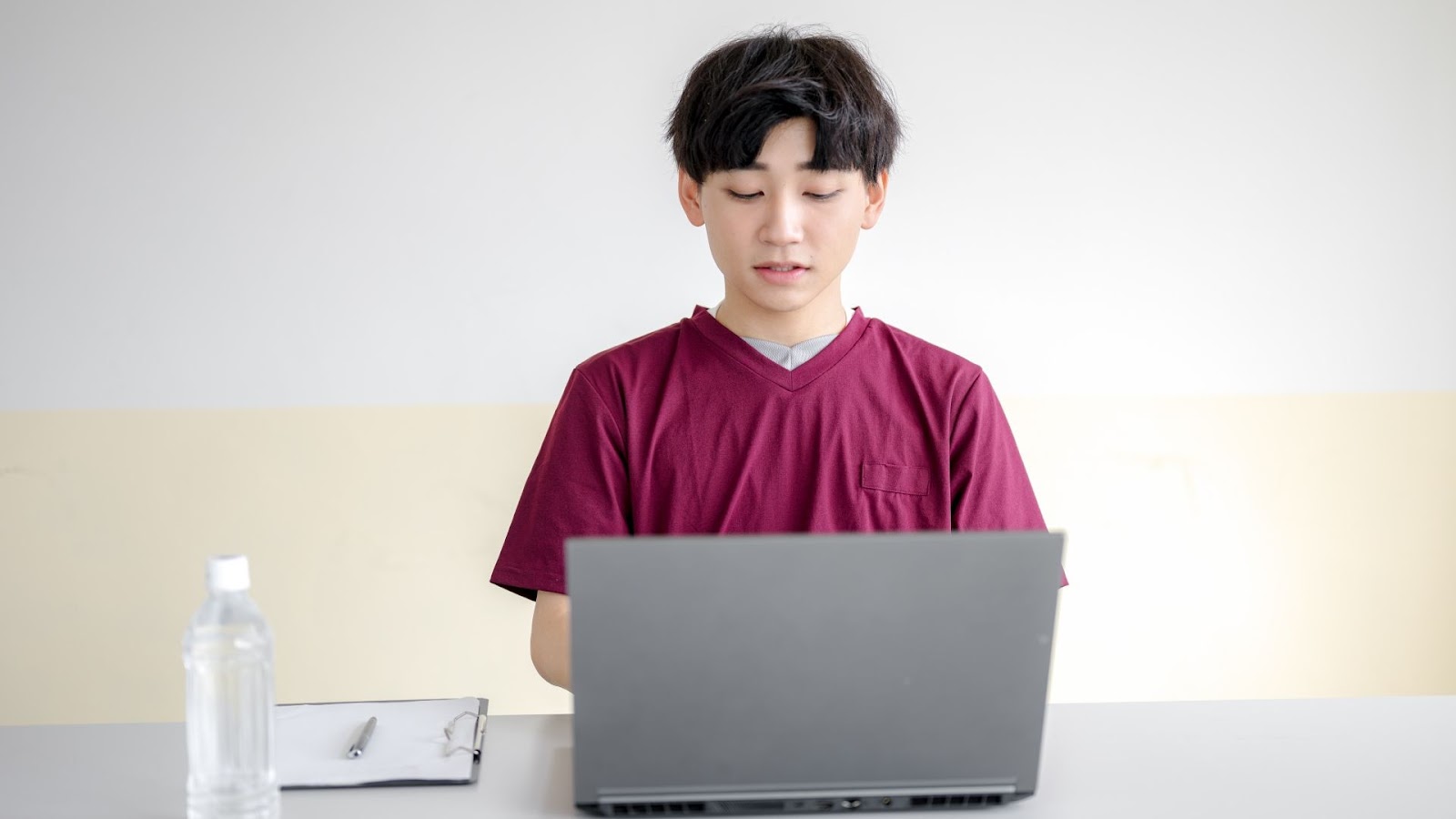 訪問看護で働く新人ナースの記録現場
