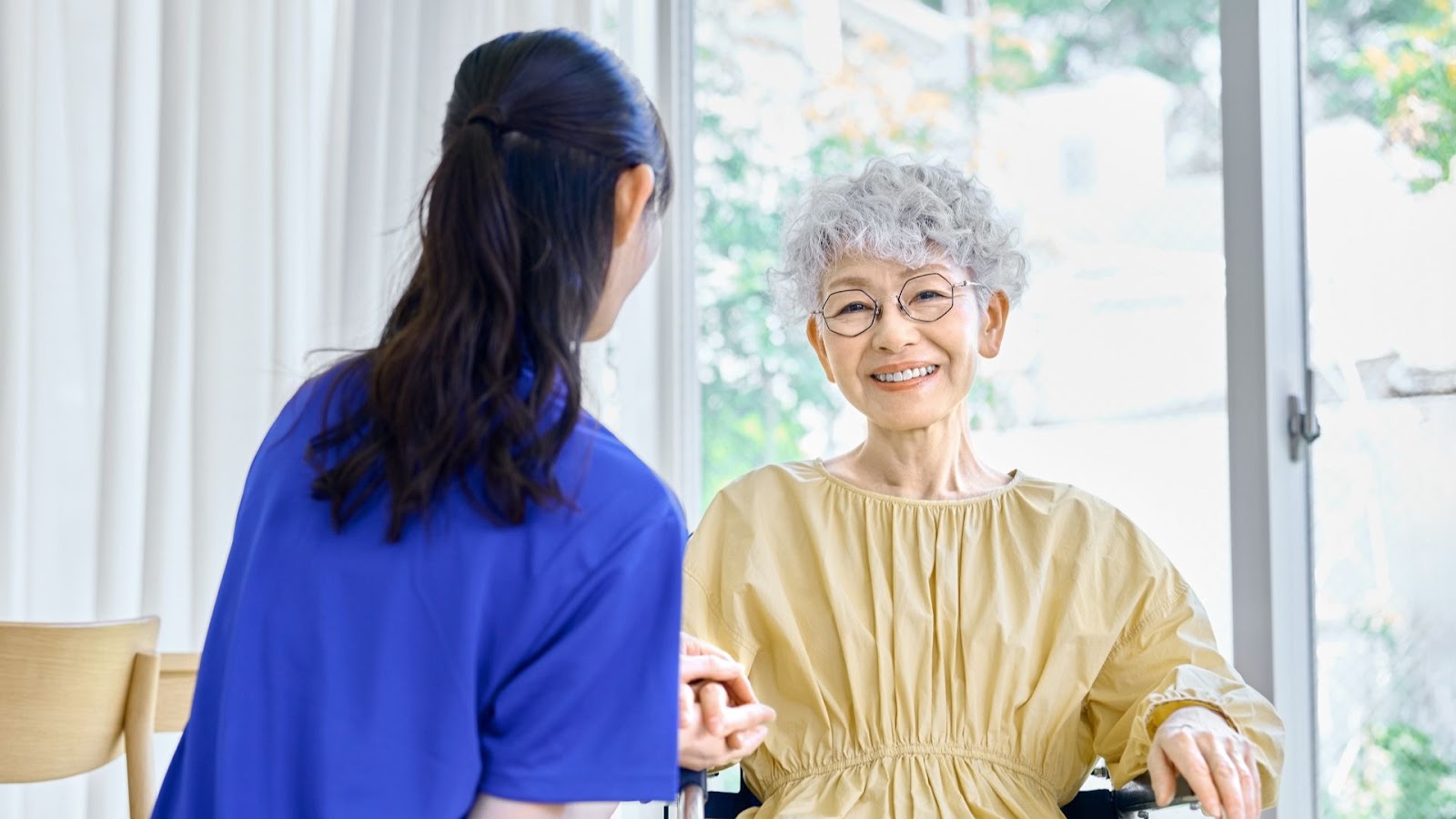 笑顔の利用者を見て訪問看護でやりがいを感じているナース